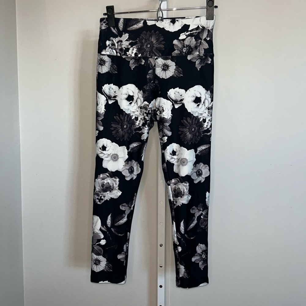Balance Collection Dark Floral Capri Leggings Size Medium